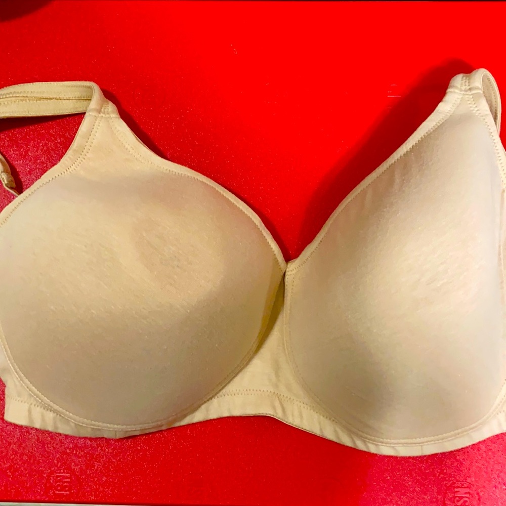 T-shirt bra. Beige Size 40DDD never worn